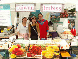 An den Ständen konnten die Besucher viele verschiedene exotische Speisen kosten, darunter taiwanesische Gerichte. Foto: Gedenk