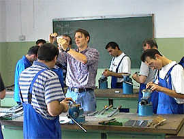 Umschulung zum Teilezurichter in der Industrie-Lehrwerkstatt.