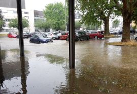 Erschwerter Autoverkehr auf dem Augustinerhof nach dem Strakregen im Juli 2019