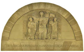 "Der Herr segne die Stadt Trier und ihre Einwohner" lautet übersetzt die Inschrift auf diesem romanischen Relief, auf dem Christus, Stadtpatron Petrus und der erste Trierer Bischof Eucharius abgebildet sind.