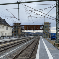 Haltepunkt an einer zweigleisigen elektrifizierten Bahnlinie mit Fußgängerbrücke über die Gleise