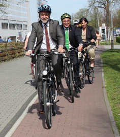 OB Klaus Jensen, Innenminister Roger Lewentz und Baudezernentin Simone Kaes-Torchiani (v. l.) testen den neuen beidseitigen Radweg an der Herzogenbuscher Straße.