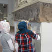 Teilnehmerinnen des Deutschkurses informieren sich im Landesmuseum über die Geschichte der Stadt.