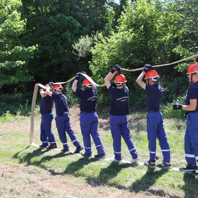 Schlauch laufen ist ein Spiel beim Zehnkampf – hier ist die Jugendfeuerwehr Ehrang dabei zu sehen. Foto: Danielle Kuhn