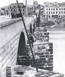 Pioniere der 10. US-Panzerdivision entfernen Sprengstoff aus den Pfeilern der Trierer Römerbrücke. Pioniere der 10. US-Panzerdivision entfernen Sprengstoff aus den Pfeilern der Trierer Römerbrücke.
