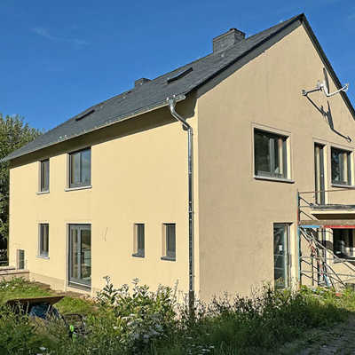 Um in dem Ortsteil wieder einen Raum zu schaffen, an dem sich das soziale Leben abspielen kann, wurde das ehemalige „Schulmeisterhaus“ zum Bürgerhaus umgebaut. Foto: Stadtdorf Kernscheid e.V.