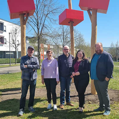 Kulturdezernent Markus Nöhl (r.) freut sich bei einem Ortstermin mit den Förderern über die abgeschlossene Erneuerung der Skulptur „Trio Trier“:  Der Ortsbeirat Kürenz wird dabei vertreten durch Ortsvorsteherin Hasmik Garanian (2.v.r.) und der Verein Petrisberg Connect durch Lothar Schömann, Petra Schmitt und Hermann Brünemann (v. l.).