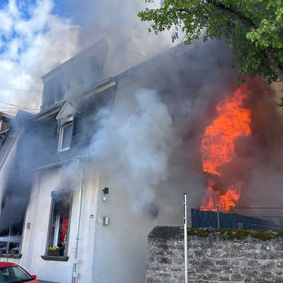 Flammen schlagen aus einem Wohnhaus am Estricher Weg im Stadtteil Feyen/Weismark.