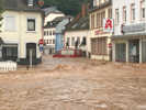 Dramatische Rettungsaktion von Einsatzkräften der Freiwilligen Feuerwehr Pfalzel in der Kyllstraße, die sich in einen reißenden Fluss verwandelt hat.