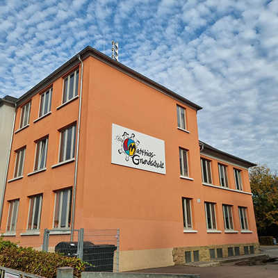 Die Container für das Mittagessen werden im hinteren Teil des St. Matthias-Schulhofs in Trier-Süd (rechts im Bild) aufgestellt.