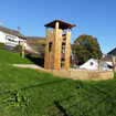 Großer Spielturm mit Hängebrücke und Seil