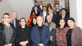 Nach der konstituierenden Sitzung des neugewählten Migrationsbeirats treffen sich die Mitglieder zu einem Gruppenfoto mit OB Wolfram Leibe (2. v. l.) im Rathaus. Nach der konstituierenden Sitzung des neugewählten Migrationsbeirats treffen sich die Mitglieder zu einem Gruppenfoto mit OB Wolfram Leibe (2. v. l.) im Rathaus.