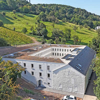 Das sanierte und erweiterte frühere Ökonomiegebäude des Klosters wurde am Fuß des Petrisbergs in den Hang gebaut und bildet den ersten Bauabschnitt des Projekts Bethanien. Foto: gbt