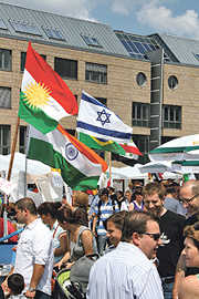 Fußball-WM? Nein, Internationales Fest. Jede Flagge auf dem Viehmarktplatz steht für die Vielfalt der Nationen in Trier und für einen Essensstand mit Spezialitäten aus dem jeweiligen Land.Foto:?Boskamp