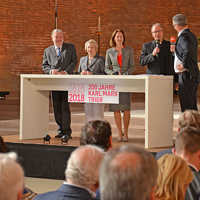 Kurt Beck, Professor Beatrix Bouvier, Katarina Barley und Bischof Stephan Ackermann im Gespräch mit Kulturredakteur Alexander Wasner (v. l.).