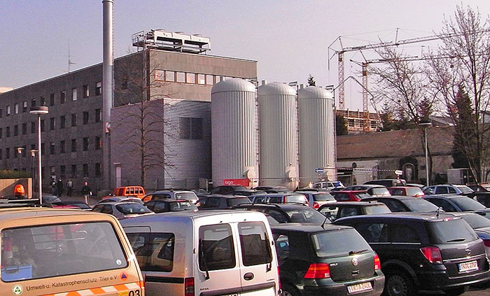Das Blockheizkraftwerk am Mitarbeiterparkplatz des Mutterhauses ist ein wichtiger Energielieferant für die südwestliche Innenstadt. Foto: SWT