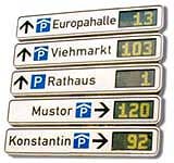 Die Anzeigetafeln des Parkleitsystems informieren über die aktuellen freien Kapazitäten in den Parkhäusern.