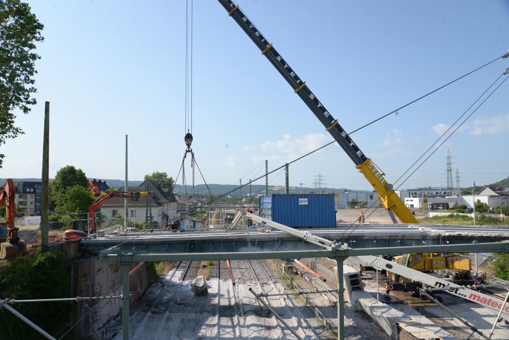Nach dem Abbruch der Betonteile werden die Stahlträger der alten Bahnüberführung in mehreren Teilstücken entfernt.