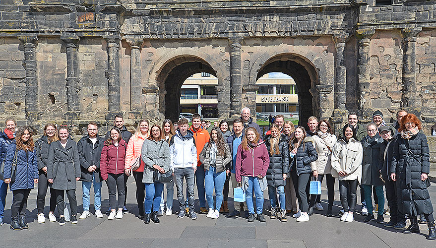 Nachwuchskräfte vor der Porta Nigra