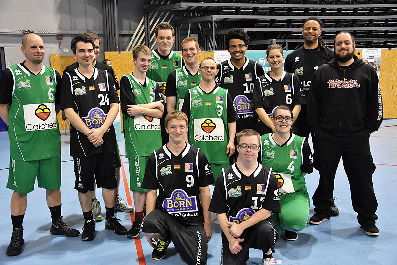 Mit einem inklusiven Basketballspiel haben sich die Römerstrom Gladiators Trier, Guildo Horn und die Basketballmannschaft der Lebenshilfe auf die Special Olympics Landesspiele eingestimmt. Foto: SOD Rheinland-Pfalz
