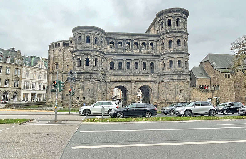 Direkt an die Porta Nigra grenzt die fünfspurige Nordallee. Bei einer Bürgerbeteiligung hatten einige Bürger vorgeschlagen, den Platz um die Porta Nigra zu vergrößern, damit das Weltkulturerbe besser vom Straßenverkehr getrennt ist. 